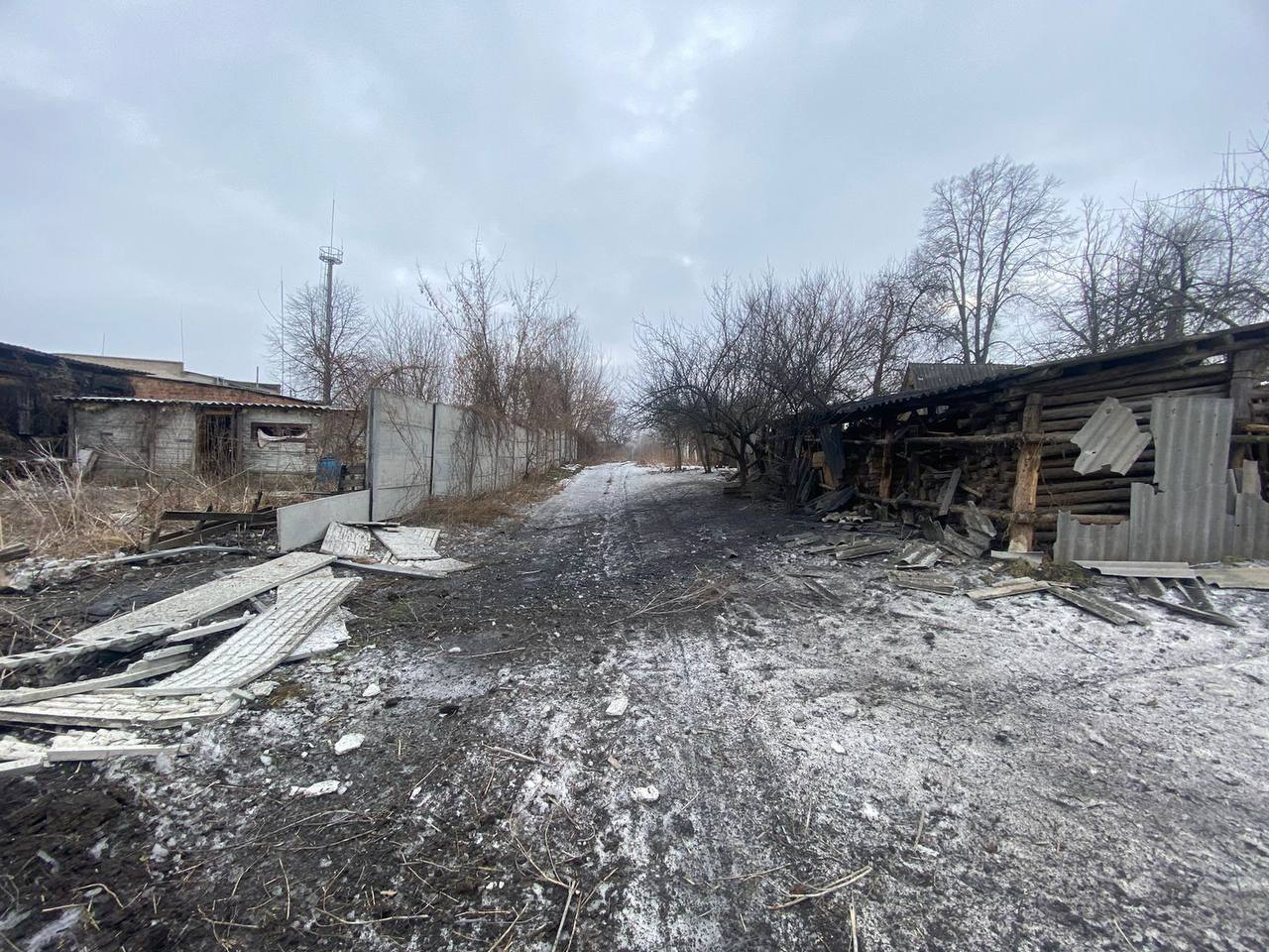 Зображення до:  Ізюмщина зазнала повітряної атаки, Вовчанськ обстріляли з артилерії — зведення за добу