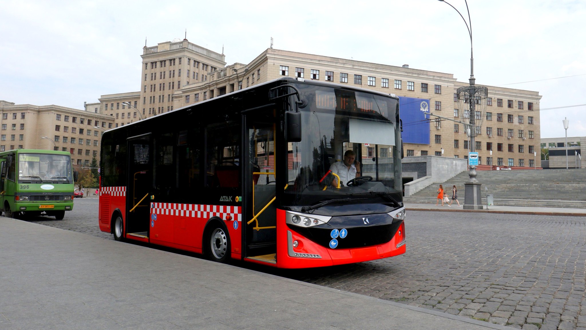 Зображення до посту: Блекаут у Харкові: як курсують автобуси у місті