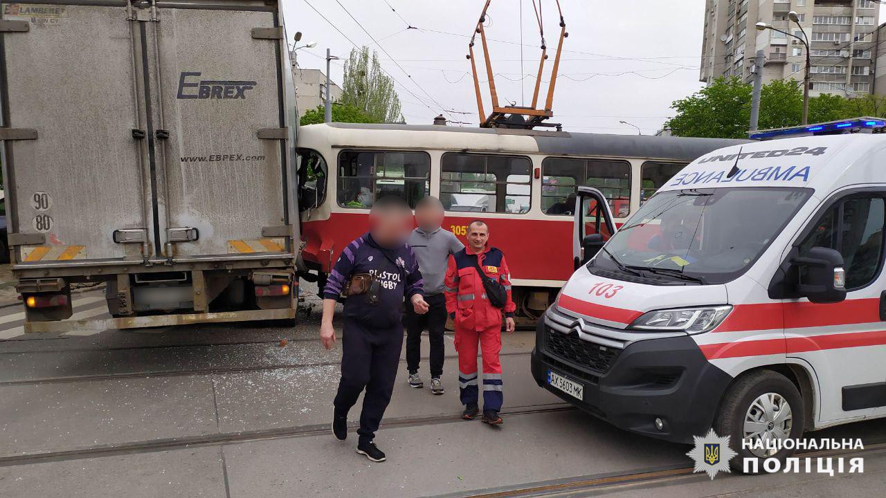 Зображення до:  У Харкові зіткнулися трамвай і вантажівка, травмована дитина