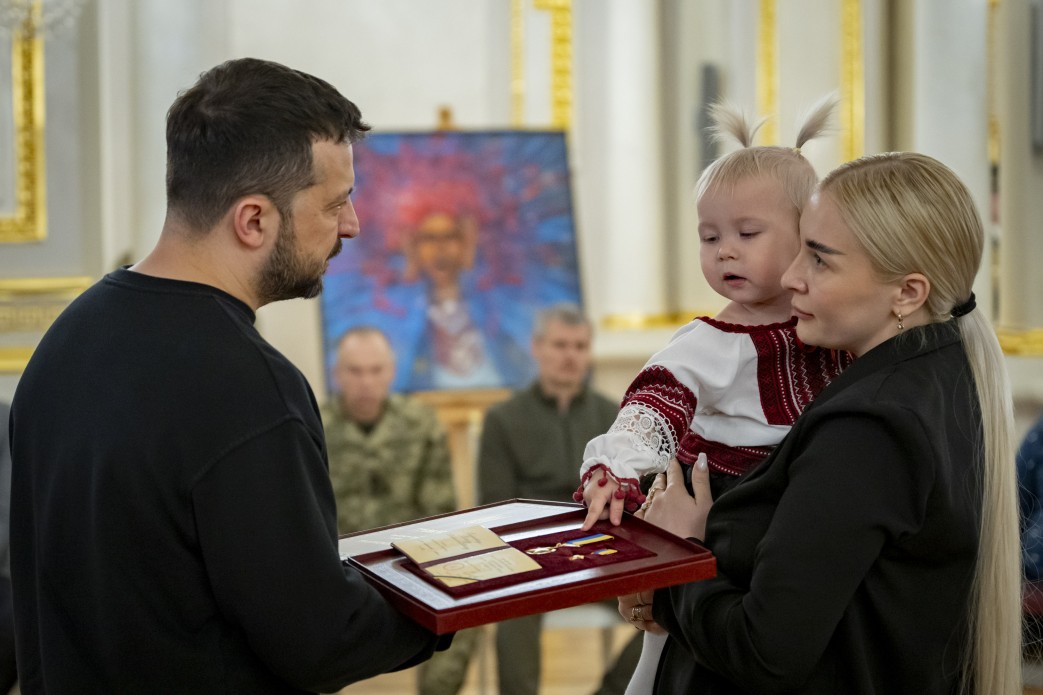 Зображення до посту: Зеленський вручив родині Олега Фадєєнка з Харківщини орден Героя України посмертно