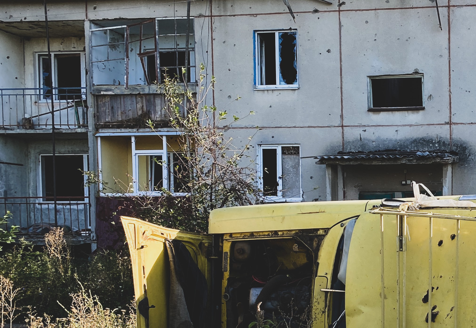 Зображення до посту: Війська рф атакували дроном авто волонтерів у Золочівській громаді: троє постраждалих