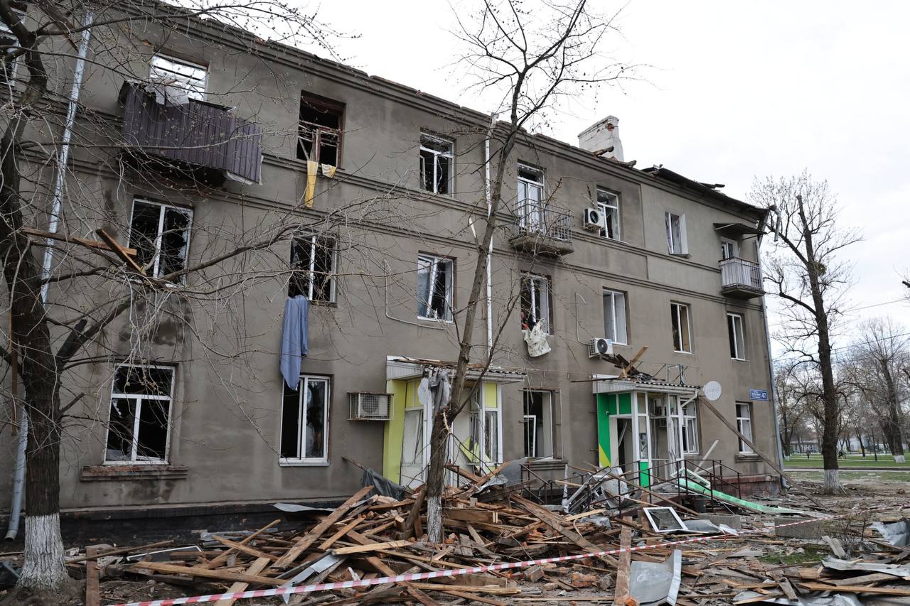 Зображення до посту: Під час атаки «шахедів» у Харкові вогнеборці врятували цивільного з-під завалів