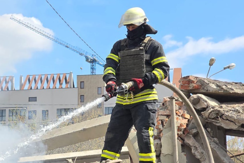 Зображення до:  Рятувальники загасили пожежі після удару по центру Харкова 7 квітня