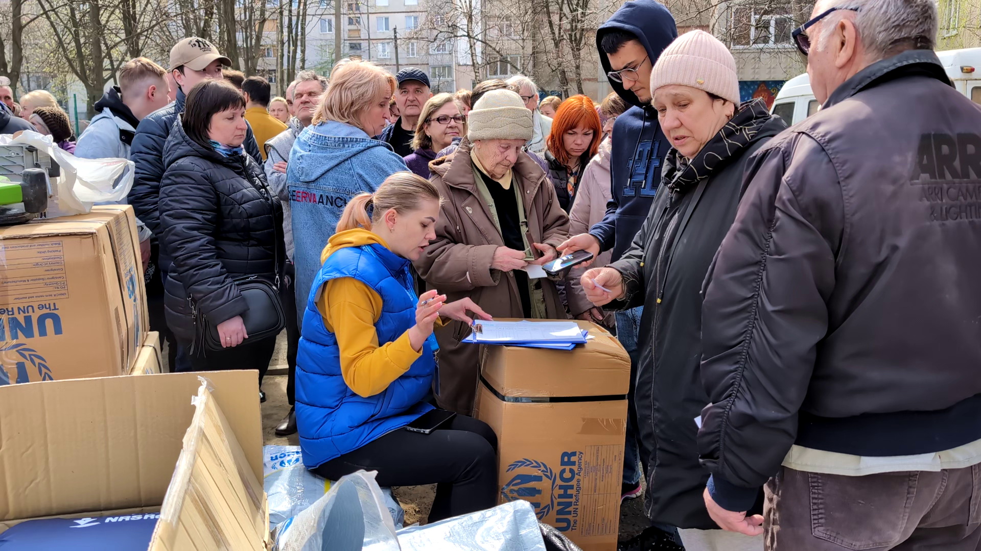 Зображення до посту: На Олексіївці прибирають наслідки російського обстрілу — відео