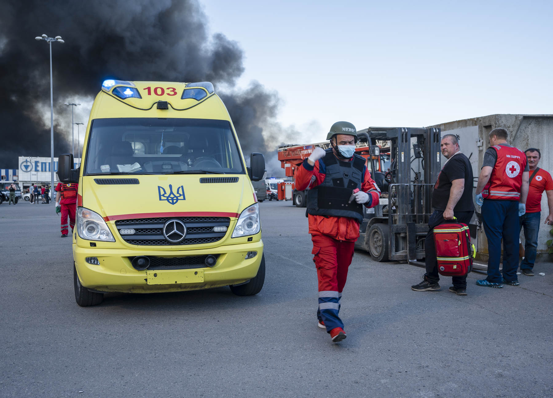 Зображення до:  Удар по «Епіцентру»: поранених побільшало до 35, щонайменше 10 зникли безвісти