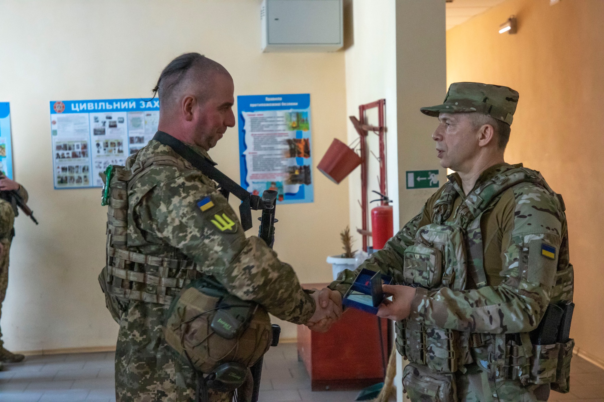 Зображення до:  Сирський нагородив двох харківських захисників