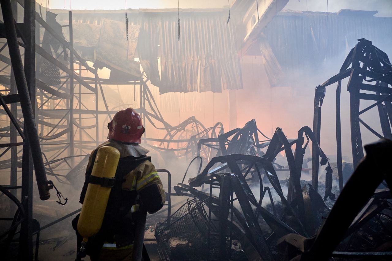 Зображення до:  Рятувальники загасили пожежу в «Епіцентрі» у Харкові після обстрілу