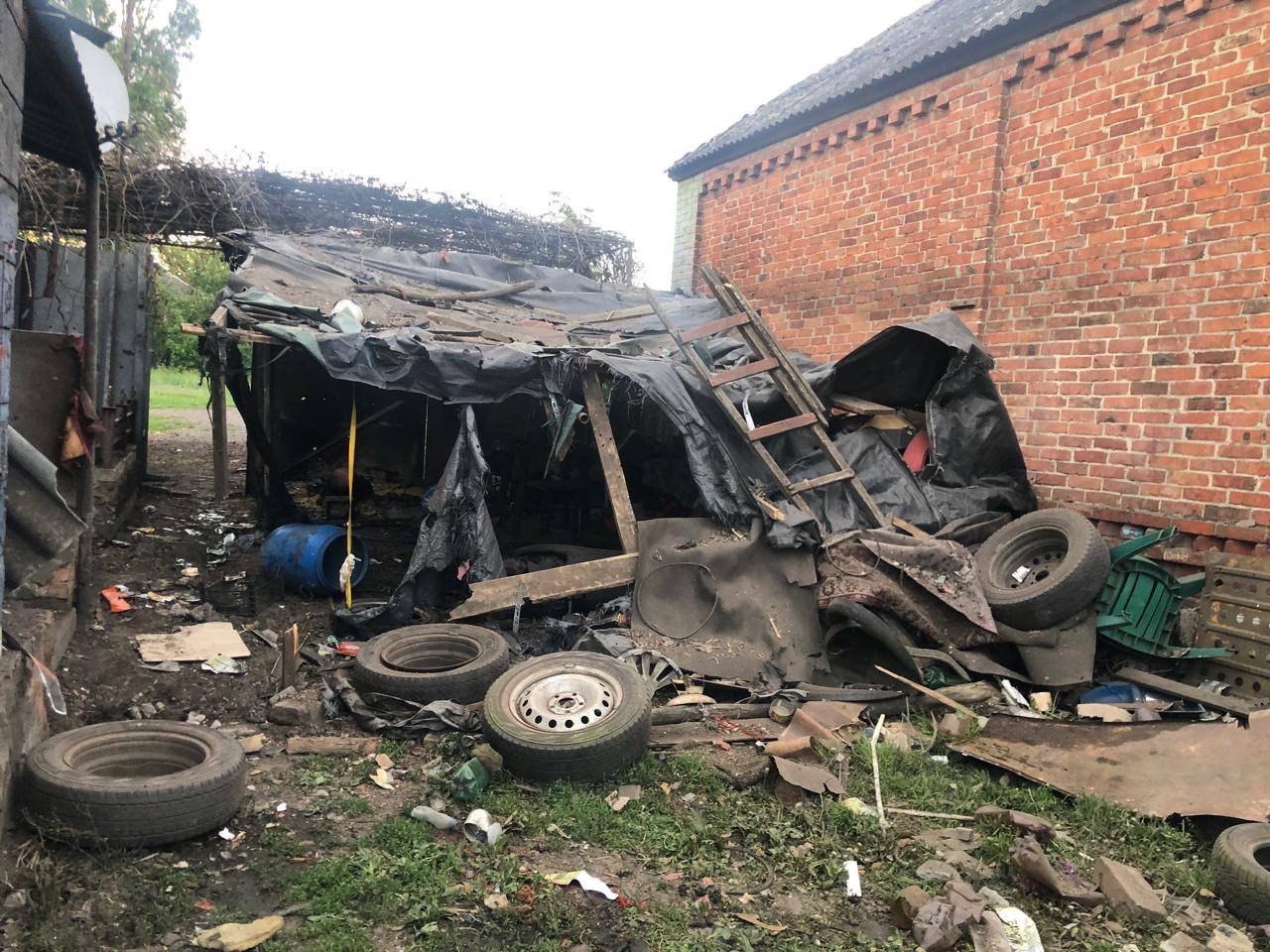 Зображення до:  В Івашках від обстрілу вщент знищений будинок, ще п’ять пошкоджені: фото наслідків