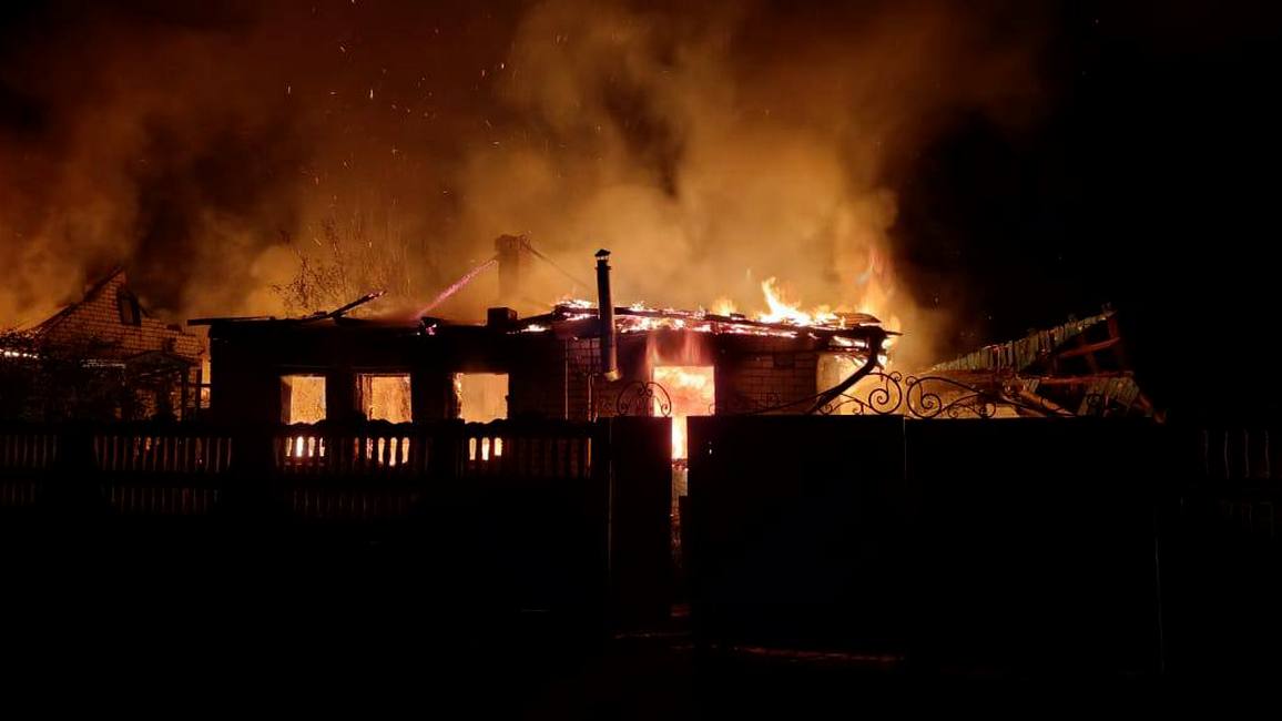 Зображення до посту: У Боровій від обстрілів спалахнули пожежі: поранений 70-річний житель