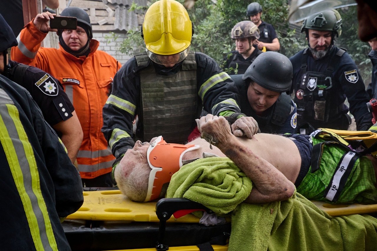 Зображення до посту: У Харкові з-під завалів будинку після авіаудару дістали людину