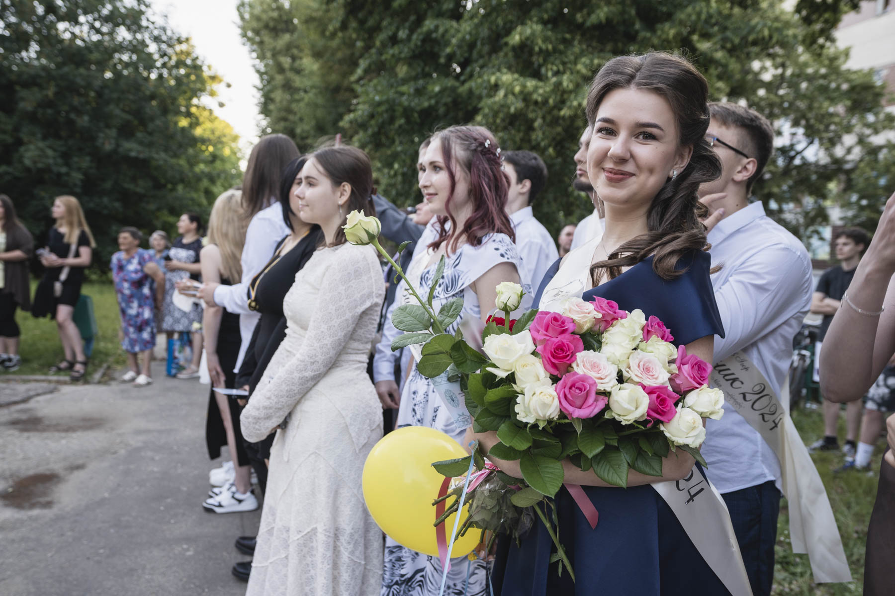 Зображення до:  Закінчують школу під вибухи, чекають з фронту батьків: випускний вечір у П’ятихатках