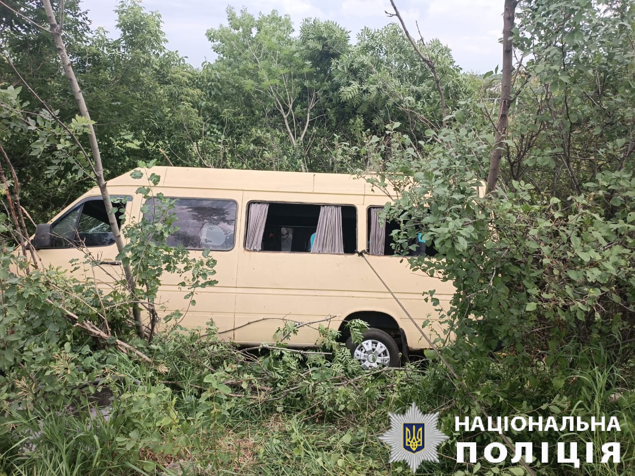 Зображення до посту: На Харківщині автобус злетів у кювет: є загиблий і травмовані