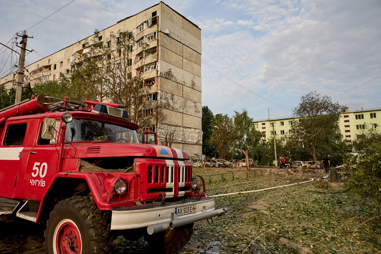 Зображення до:  У Чугуєві прибирають наслідки російського обстрілу 19 липня: фото