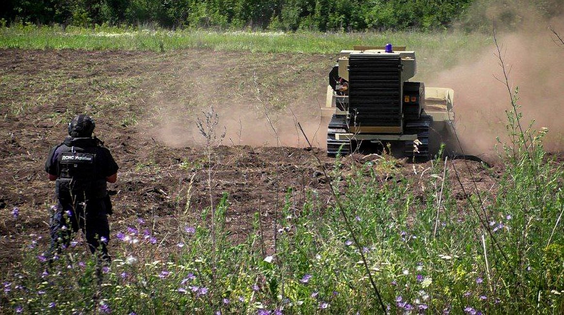 Зображення до посту: Поля Балаклійщини розміновують технікою, яку передав Азербайджан: фото, відео