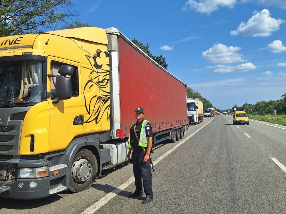 Зображення до посту: На Харківщині через спеку обмежили рух вантажівок