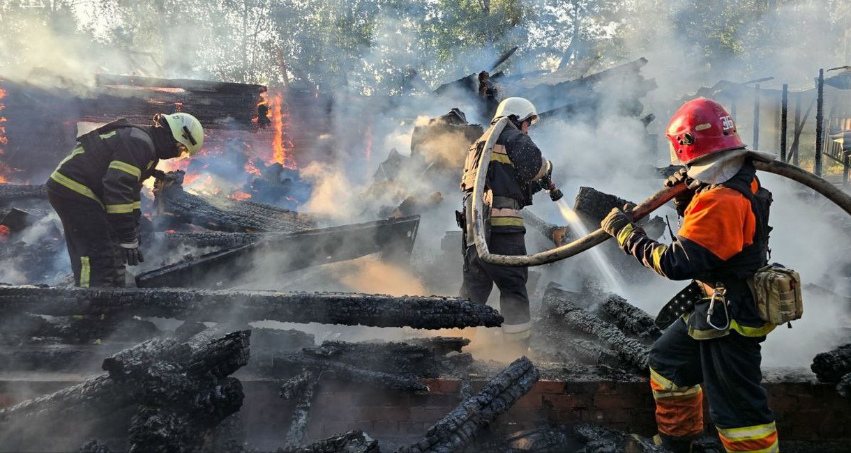 Зображення до посту: Удар по Лісному: зруйнована стайня, зникла кенгуру. Фото і відео наслідків