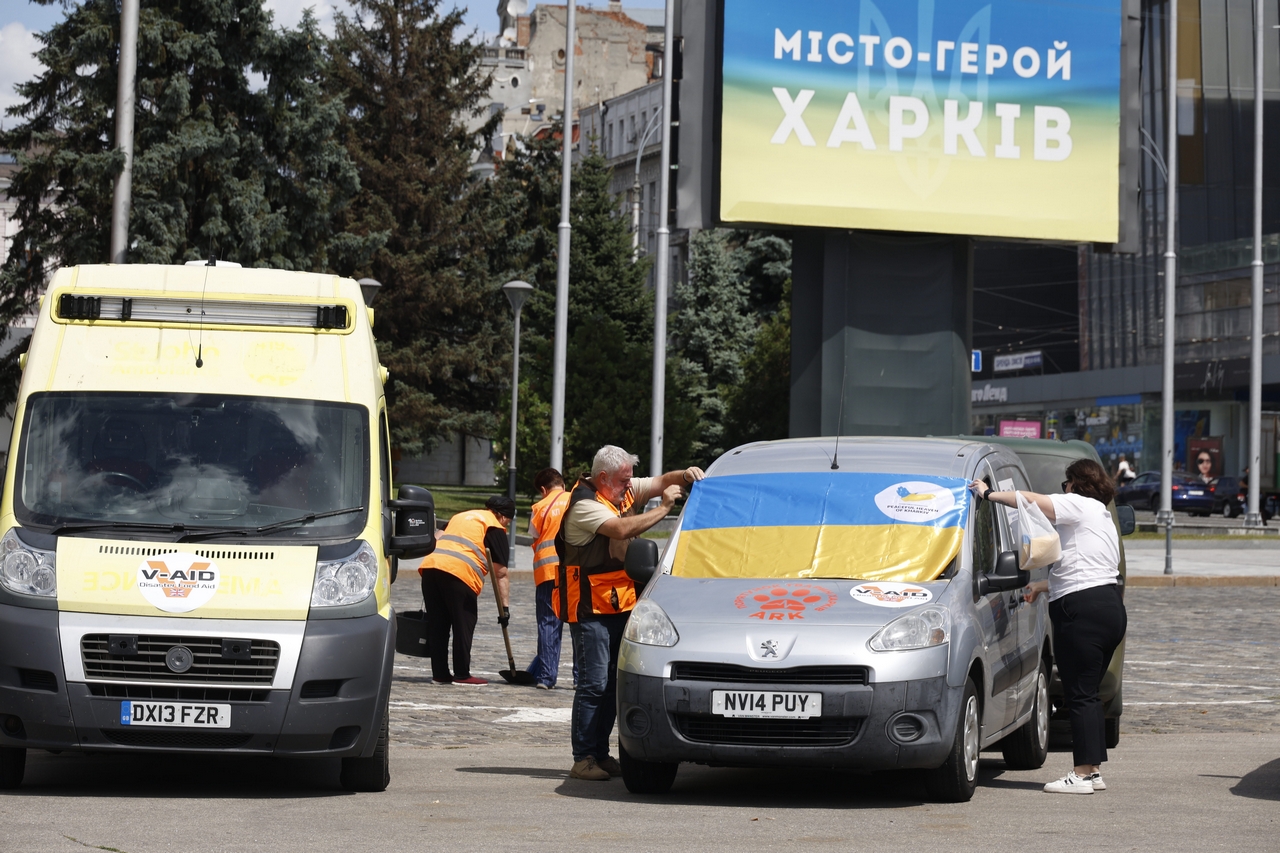 Зображення до:  З Лондона до Харкова передали авто для гуманітарних місій: фото