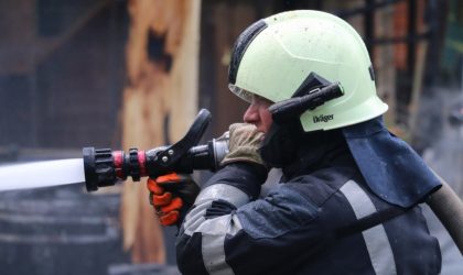 Рятувальник гасить пожежу