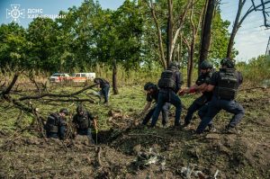 Зображення до посту: Сапери вилучили уламки ракети, яку рф 26 серпня запустила по Харкову: фото