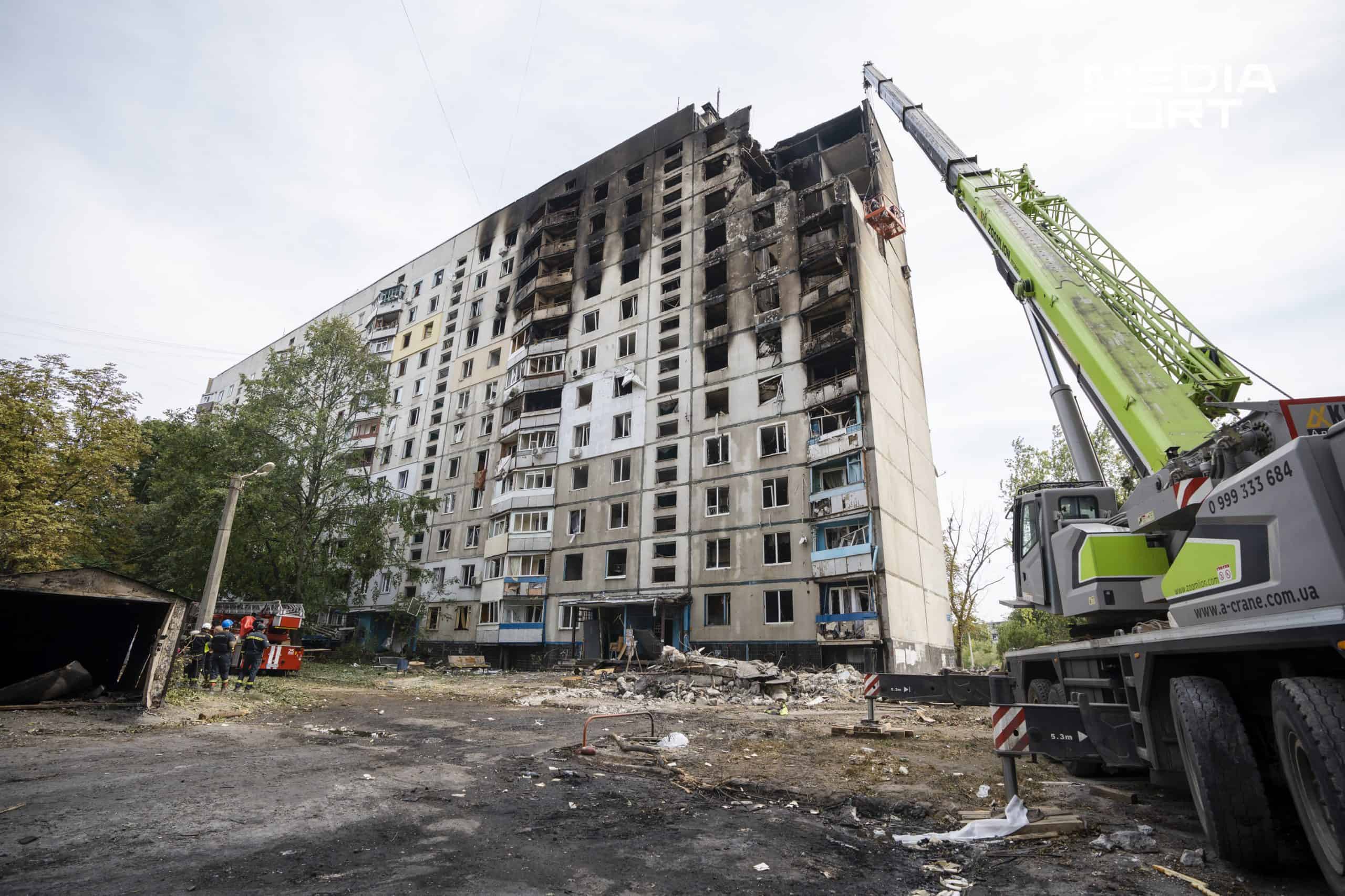 Зображення до:  У Харкові визначають, чи підлягає відновленню під’їзд на Біблика після авіаудару