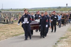 Зображення до посту: У Харкові поховали поліцейського, убитого російським дроном у Куп’янську