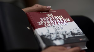 Зображення до посту: У Харкові презентували книгу Олександра Зінченка «Як українці зруйнували імперію зла»