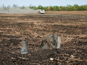 Зображення до посту: На Ізюмщині британська машина Armtrac-400 знищує міни на глибині до 50 см: фото, відео