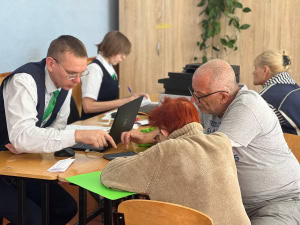 Зображення до посту: Біля будинку, куди влучила авіабомба у Харкові, працює мобільний центр адмінпослуг