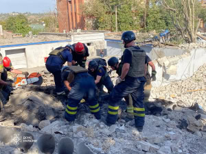 Зображення до посту: У Кривому Розі російська ракета влучила у будівлю поліції: люди під завалами