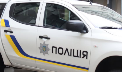 Поліцейські евакуювали двох жителів Слатиного, попри атаку FPV-дрона Поліцейське авто