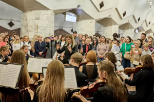 Зображення до посту: Українська народна музика, світова класика: у харківському метро зіграв симфонічний оркестр — фото