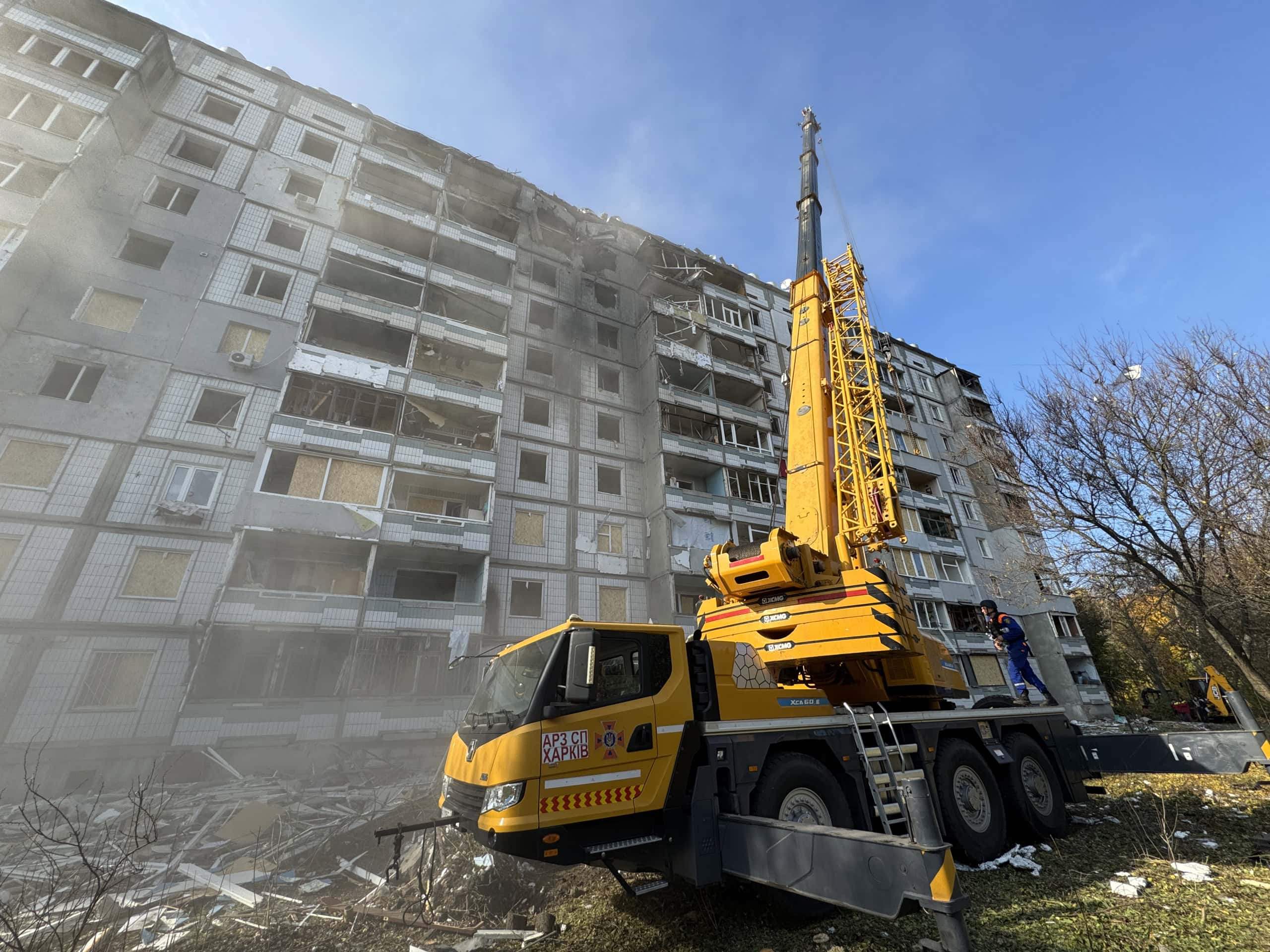 Зображення до:  У 9-поверхівку в Харкові влучила авіабомба: є поранені