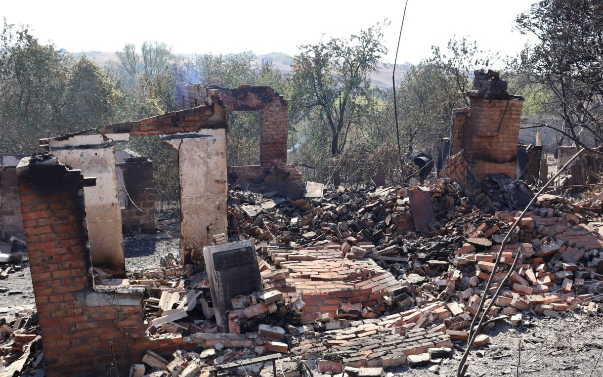 Зображення до:  У Дергачівській громаді після обстрілу згоріли 15 домів: постраждала жителька