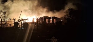 Зображення до посту: У Борівській громаді від авіаудару спалахнула пожежа, загинув цивільний