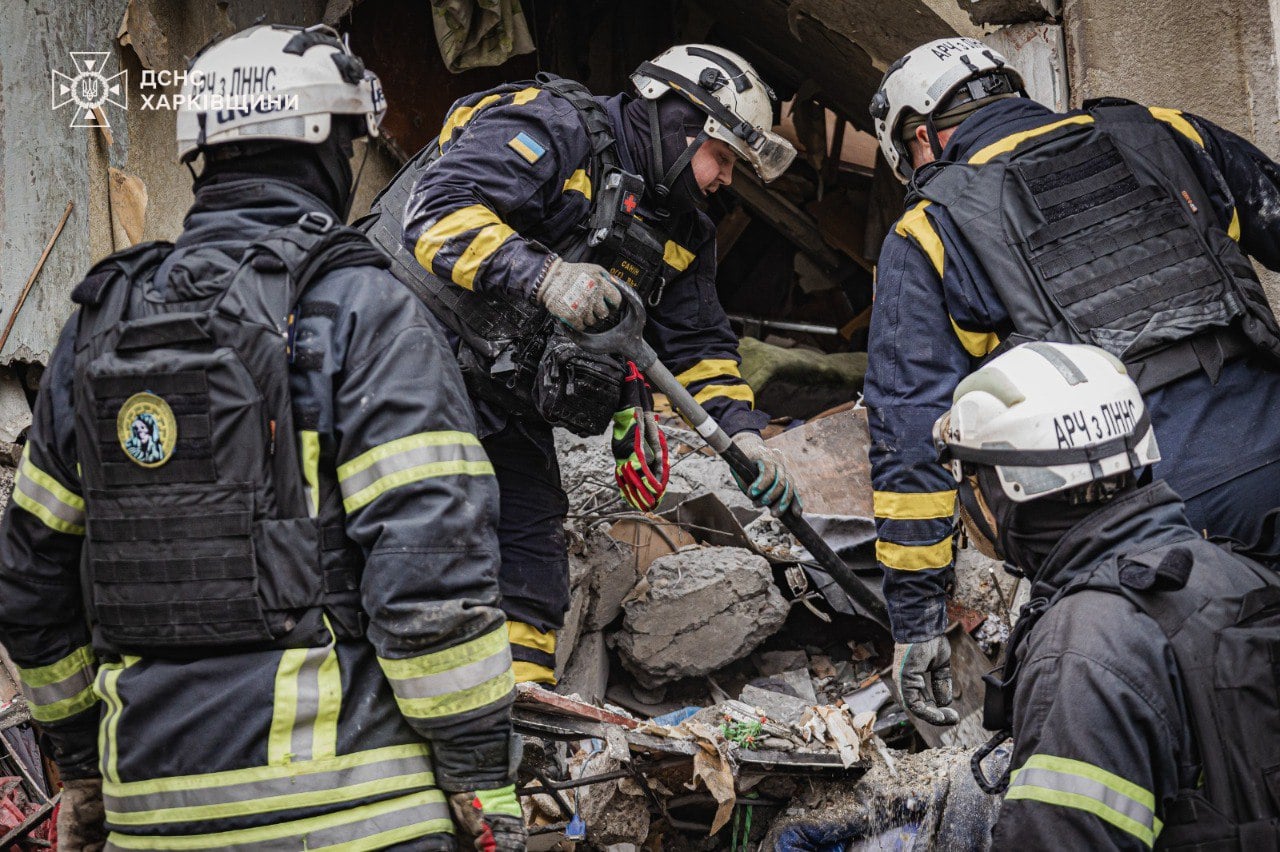 Зображення до:  З-під завалів у Харкові дістали загиблого 15-річного хлопчика