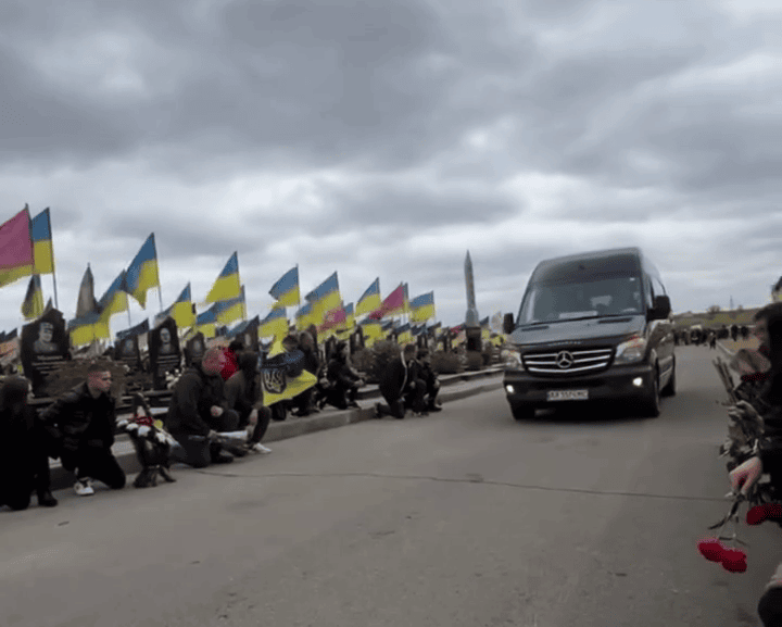 Зображення до:  У Харкові поховали загиблого волонтера Тиграна Галустяна