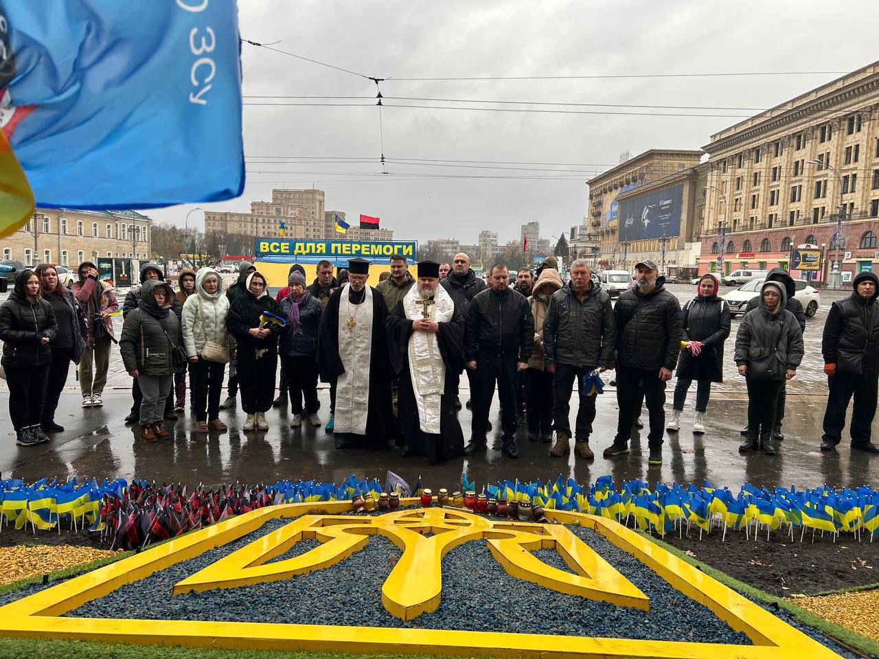 Зображення до:  У центрі Харкова встановили 1,5 тис. прапорців памʼяті захисників