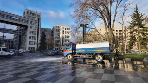 Зображення до посту: Сквер на майдані Свободи прибрали після російського обстрілу 8 листопада — відео