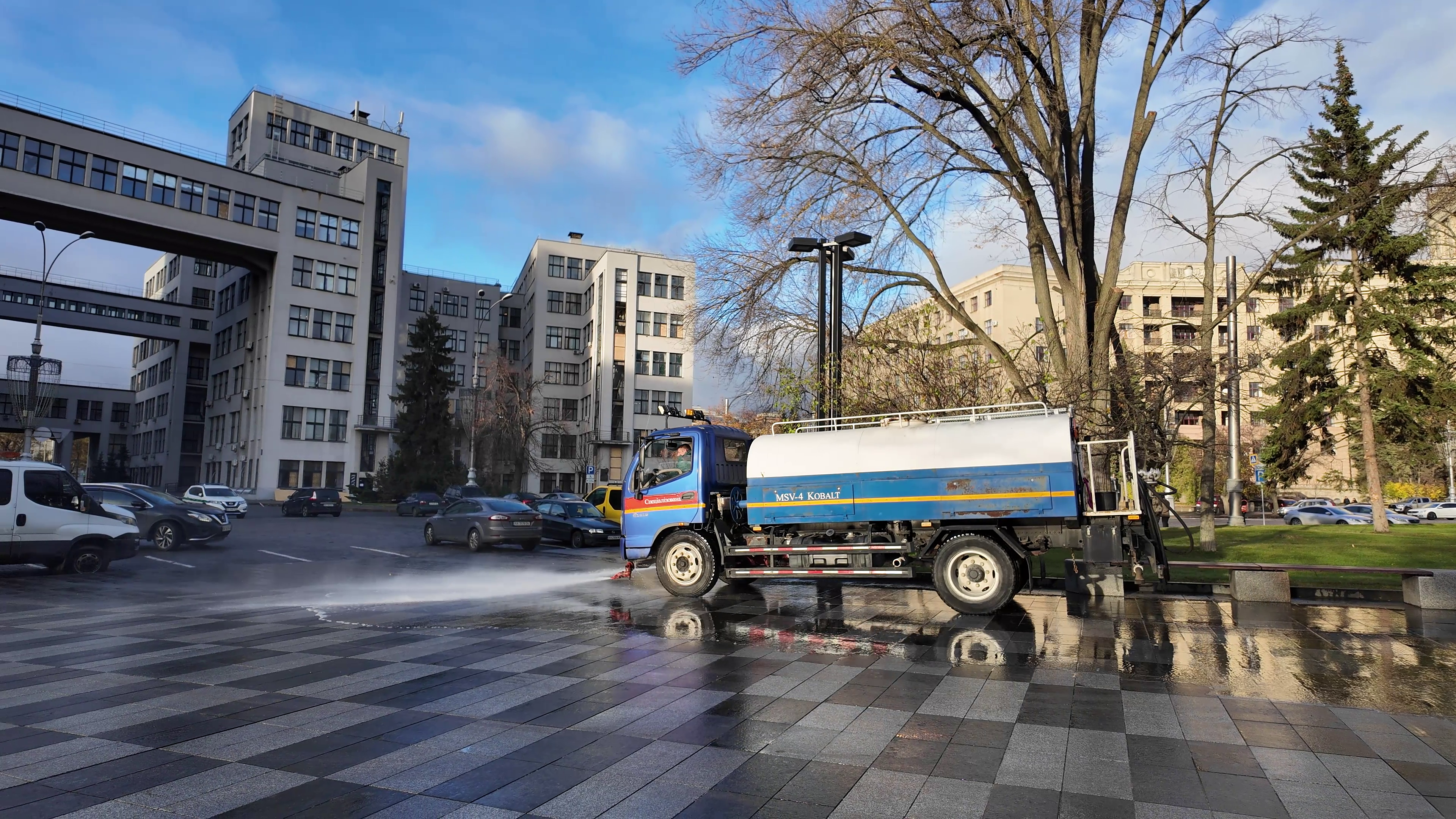 Зображення до:  Сквер на майдані Свободи прибрали після російського обстрілу 8 листопада — відео