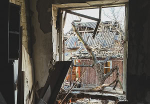 Зображення до посту: Авіаудар по Цупівці: щонайменше четверо поранених, люди можуть бути під завалами