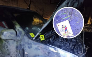 Зображення до посту: З запальною сумішшю і колодою карт: у Харкові затримали двох підозрюваних у підпалах машин військових