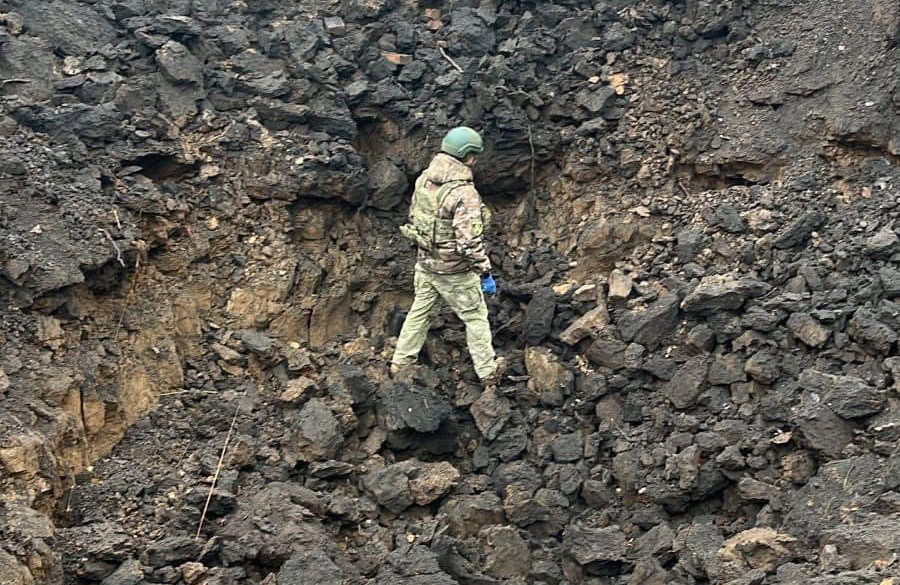 Зображення до:  Вирва поблизу житлової забудови: поліція показала наслідки російського удару по Харкову