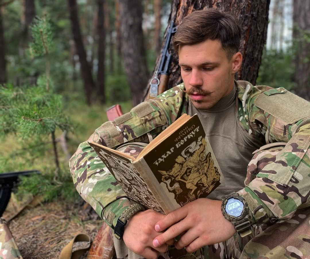 Зображення до:  Сотня віршів про війну, кохання та боротьбу: звільнений з полону «азовець» з Харкова видасть збірку поезії