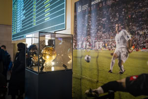 Зображення до посту: «Золотий м’яч» Андрія Шевченка на харківському вокзалі: фото