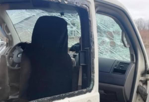 Зображення до посту: У Куп’янську російський дрон влучив в авто ритуальної служби: поранений водій