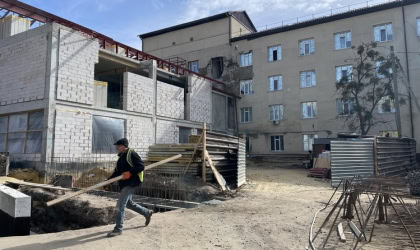 Будівництво триває, хоча договір розірвано: що з реконструкцією лікарні в Ізюмі 36b4ec3c390ce1e7
