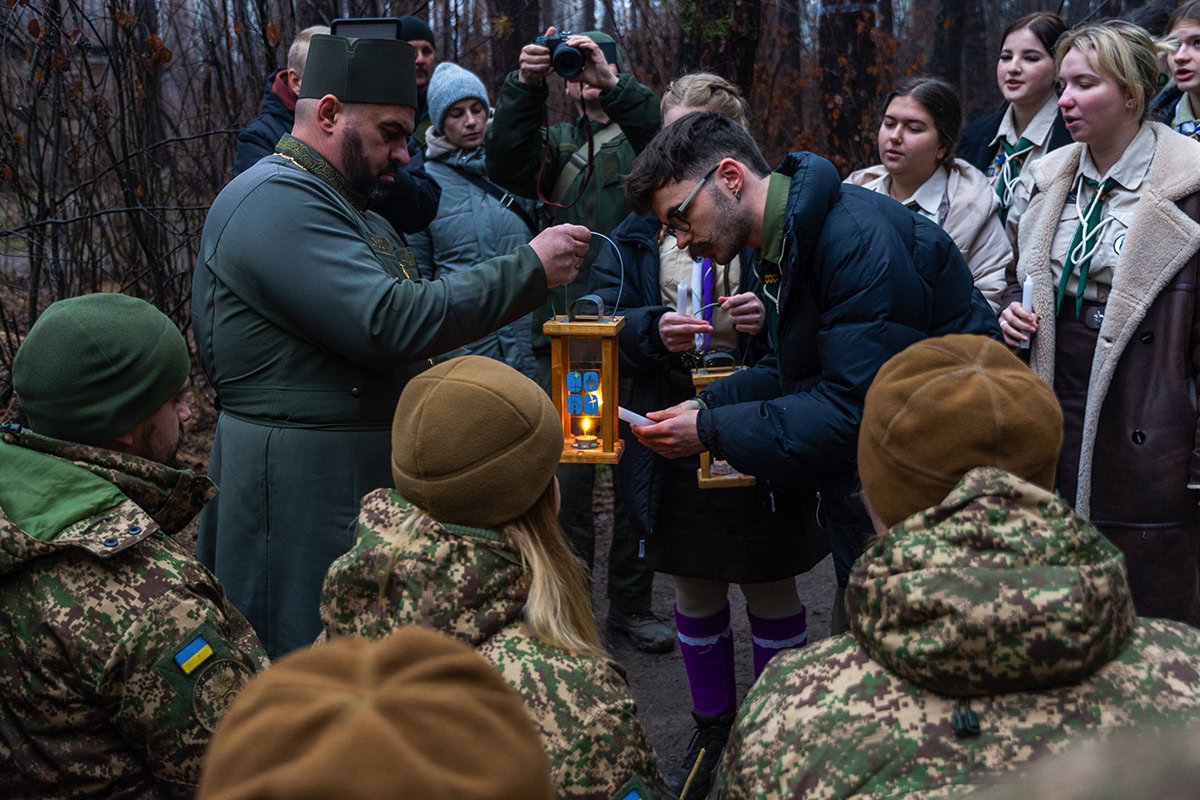 Зображення до:  Пластуни Харківщини передали нацгвардійцям Вифлеємський вогонь миру