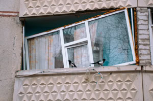 Зображення до посту: Російська армія вдарила по Харкову: пошкоджено багатоповерхівки та автомобілі