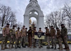 Зображення до посту: Автор серіалу «Гострі картузи» надіслав подарунок бійцям однойменного підрозділу з Харківщини