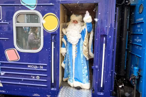 Зображення до посту: На вокзалі в Харкові дітей вітали з Днем святого Миколая: фоторепортаж